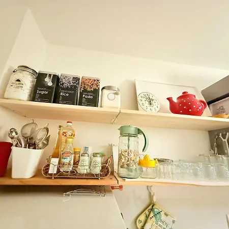 Riverside Near Centre, Balcony And Free Parking Appartamento