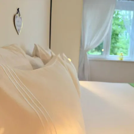 Riverside Near Centre, Balcony And Free Parking *