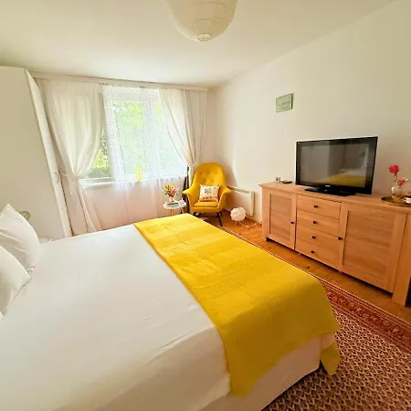 Riverside Near Centre, Balcony And Free Parking Appartamento