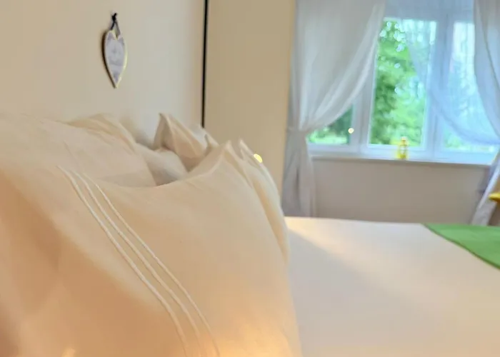 Riverside Near Centre, Balcony And Free Parking *