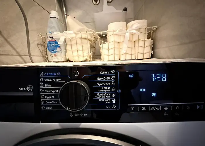 Riverside Near Centre, Balcony And Free Parking * 塞拉耶佛