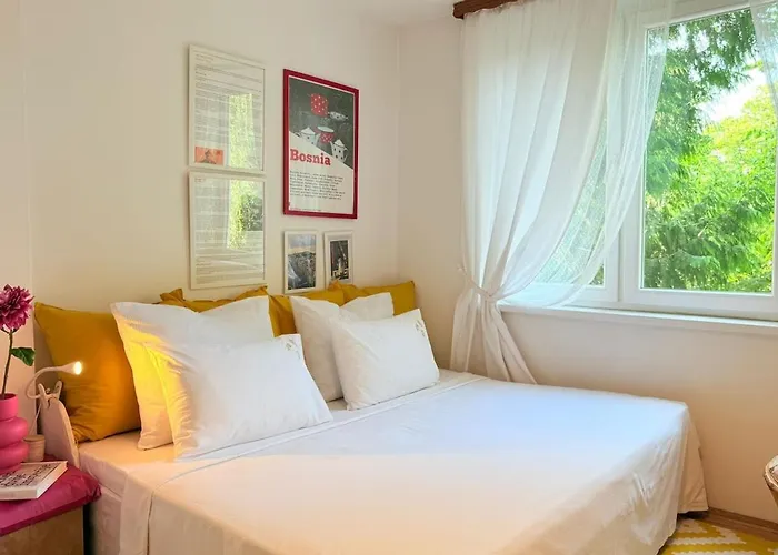 Riverside Near Centre, Balcony And Free Parking *