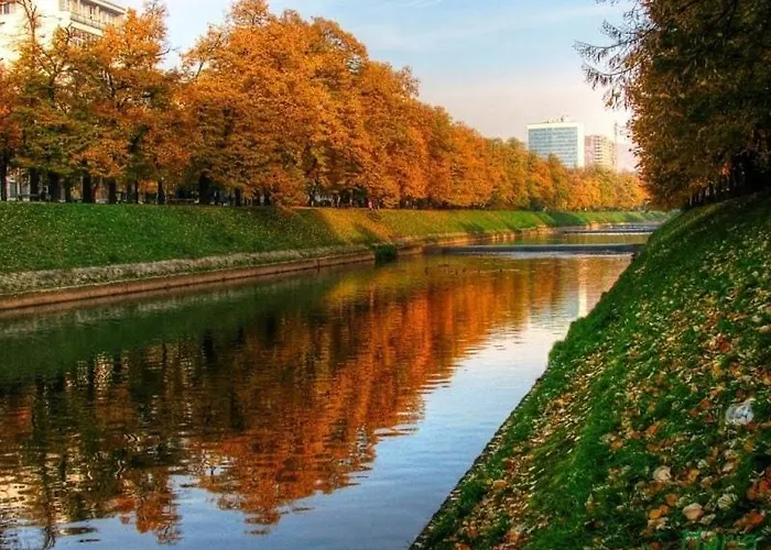 Riverside Near Centre, Balcony And Free Parking * 塞拉耶佛