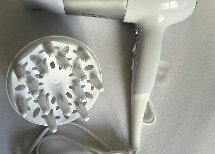 Riverside Near Centre, Balcony And Free Parking *